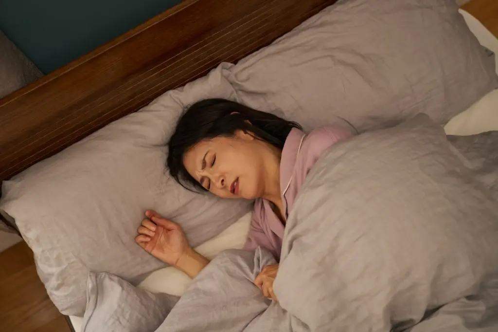 苦しそうに眠る女性