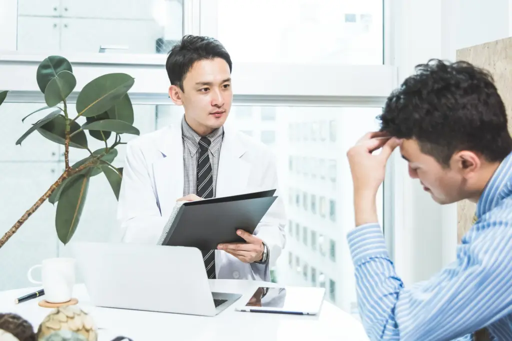 診察をする男性医師