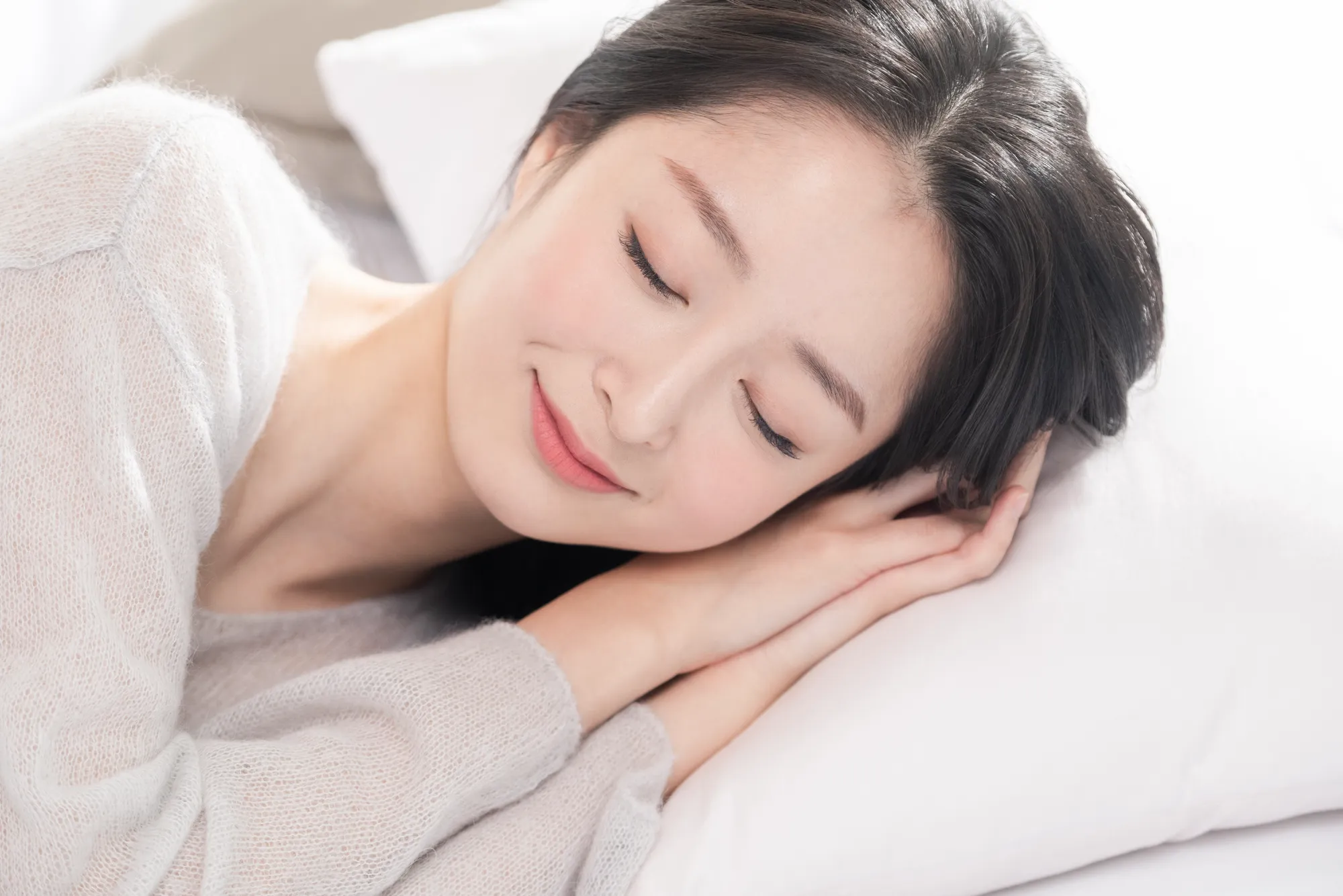 ベッドで眠っている女性