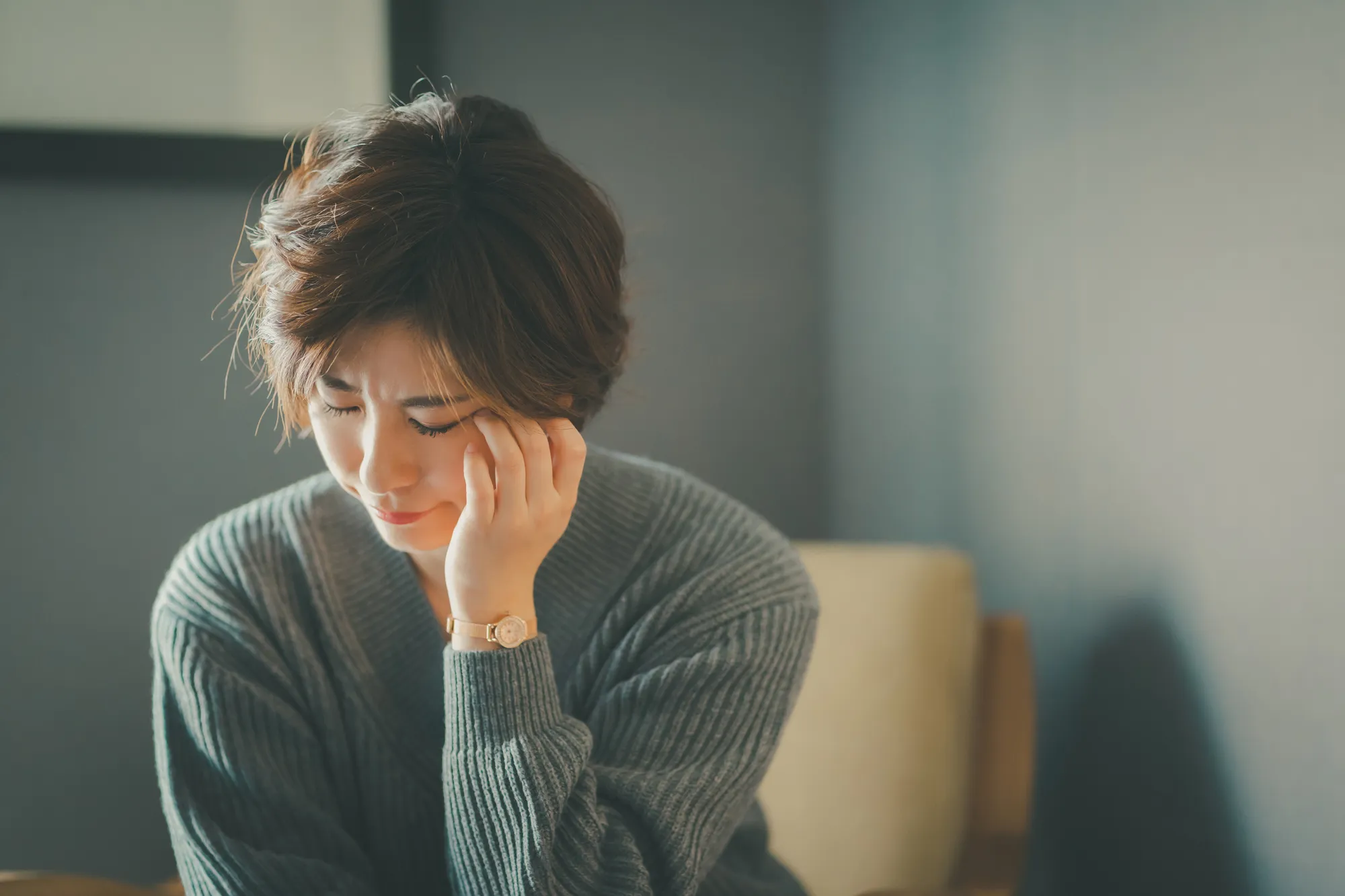 悩んでいる女性の画像