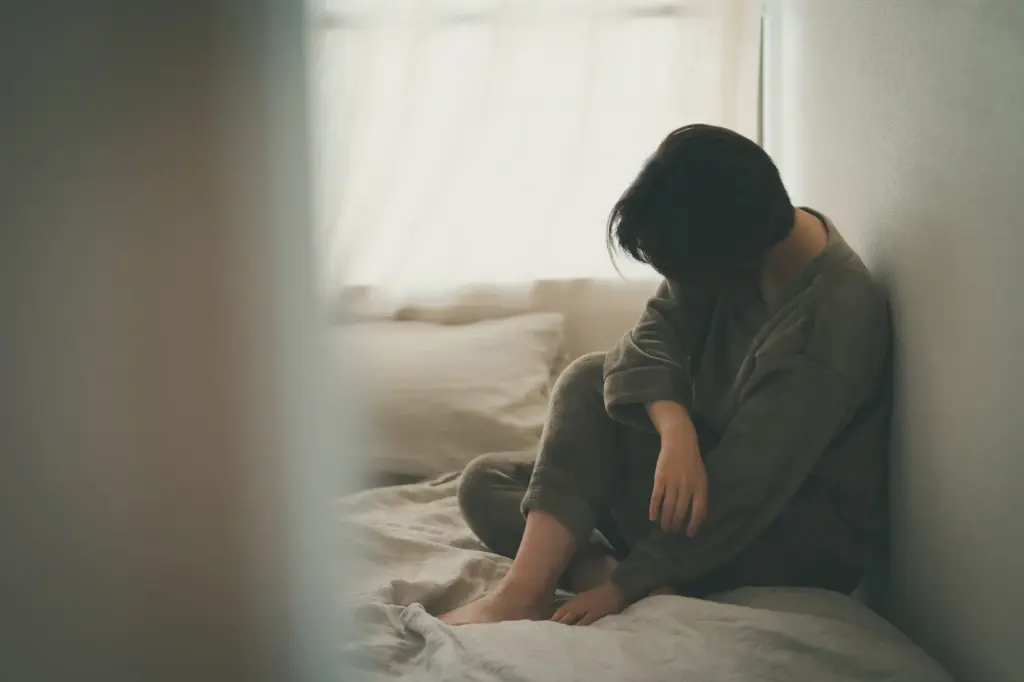 部屋で気持ちが病んでいる人の様子