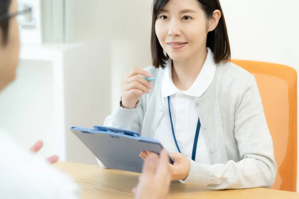 診察をする女性医師