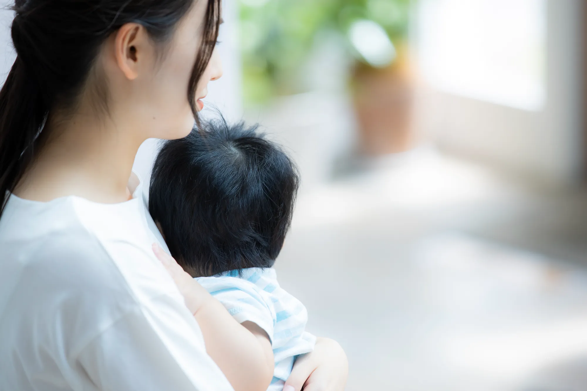 子どもを抱いている女性
