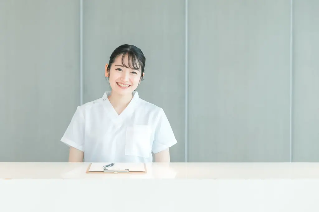 女性の病院受付スタッフ