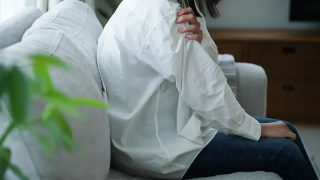 胸を抑えているミドル女性